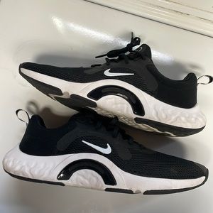 Women’s Nike tennis shoes (black) size 8